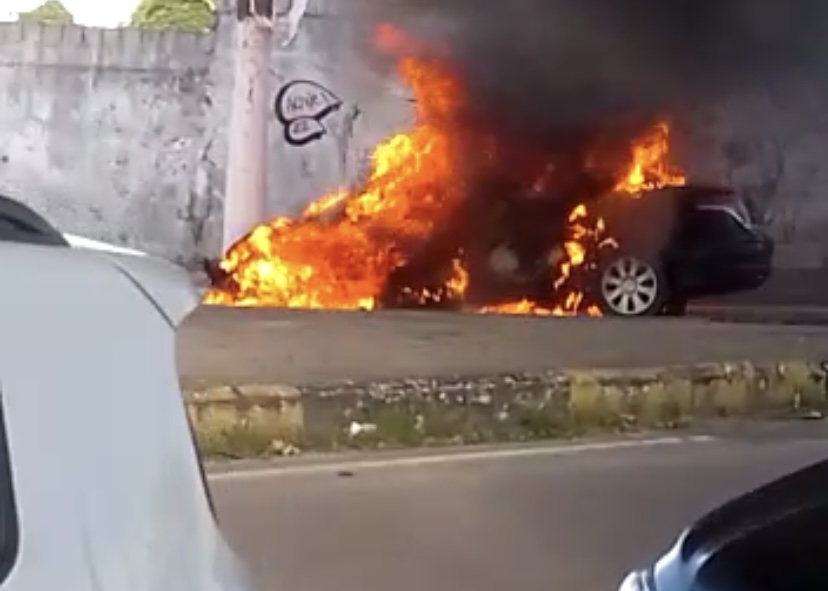 Urgente: carro pega fogo e complica trânsito em avenida no Dom Pedro; veja