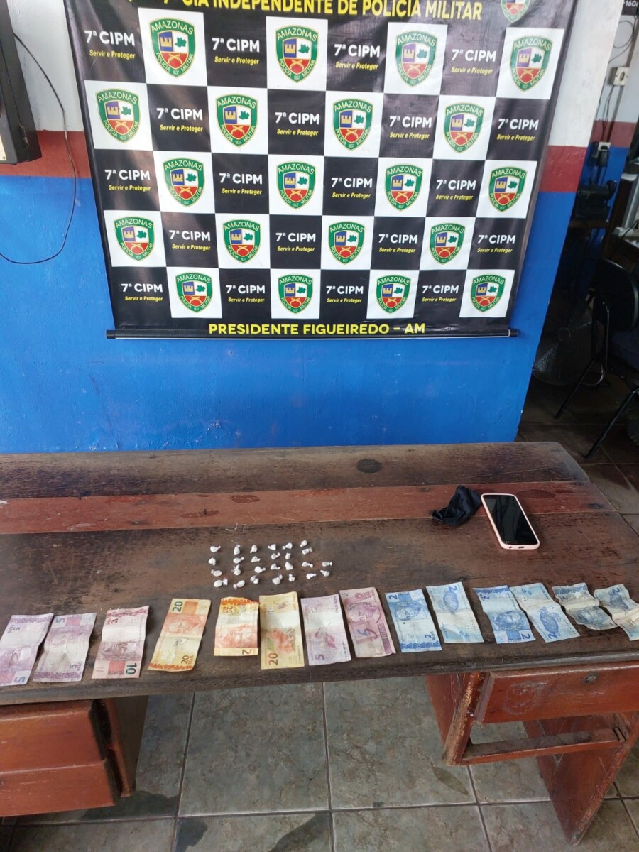 Homem é preso quando vendia droga à luz do dia em Presidente Figueiredo