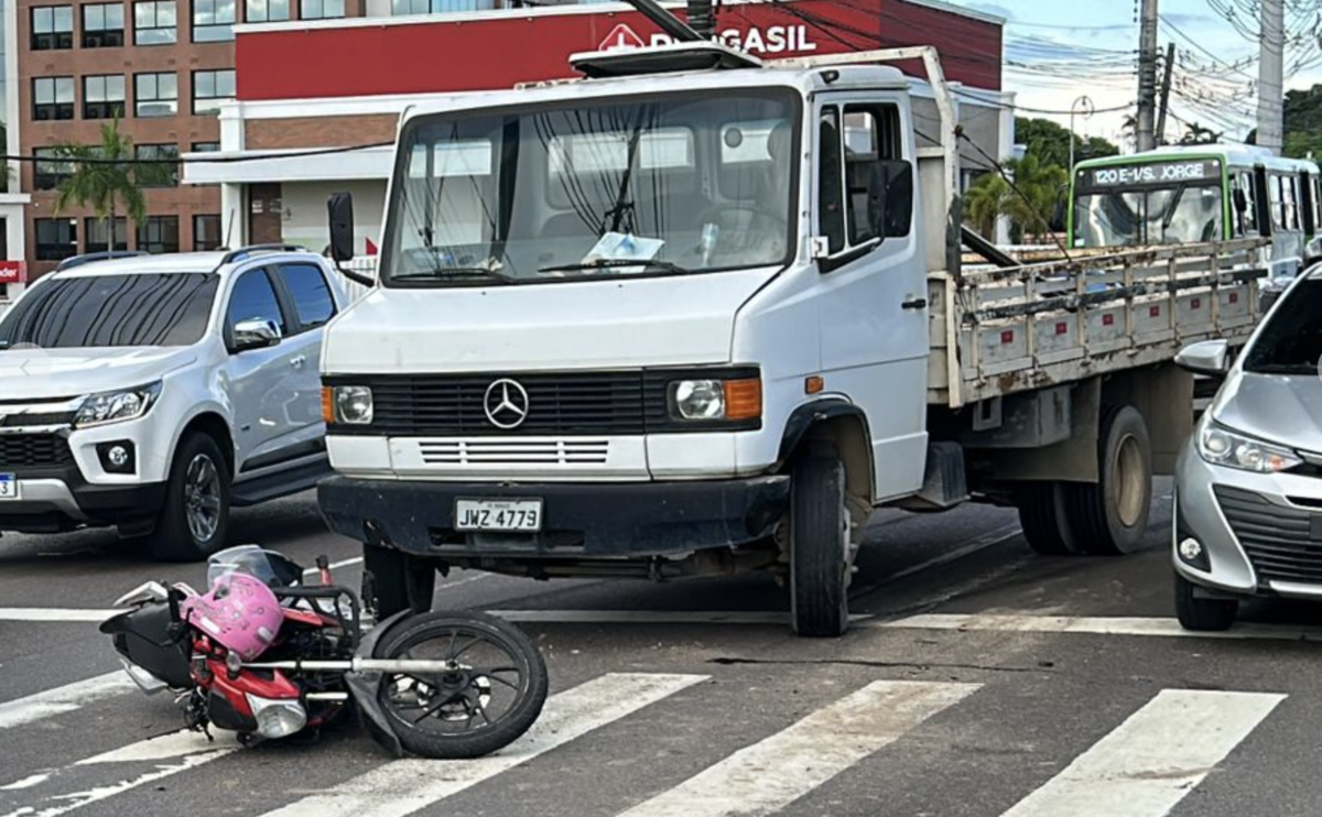 Passageira fica ferida após colisão entre veículos na Ponta Negra; veja vídeo