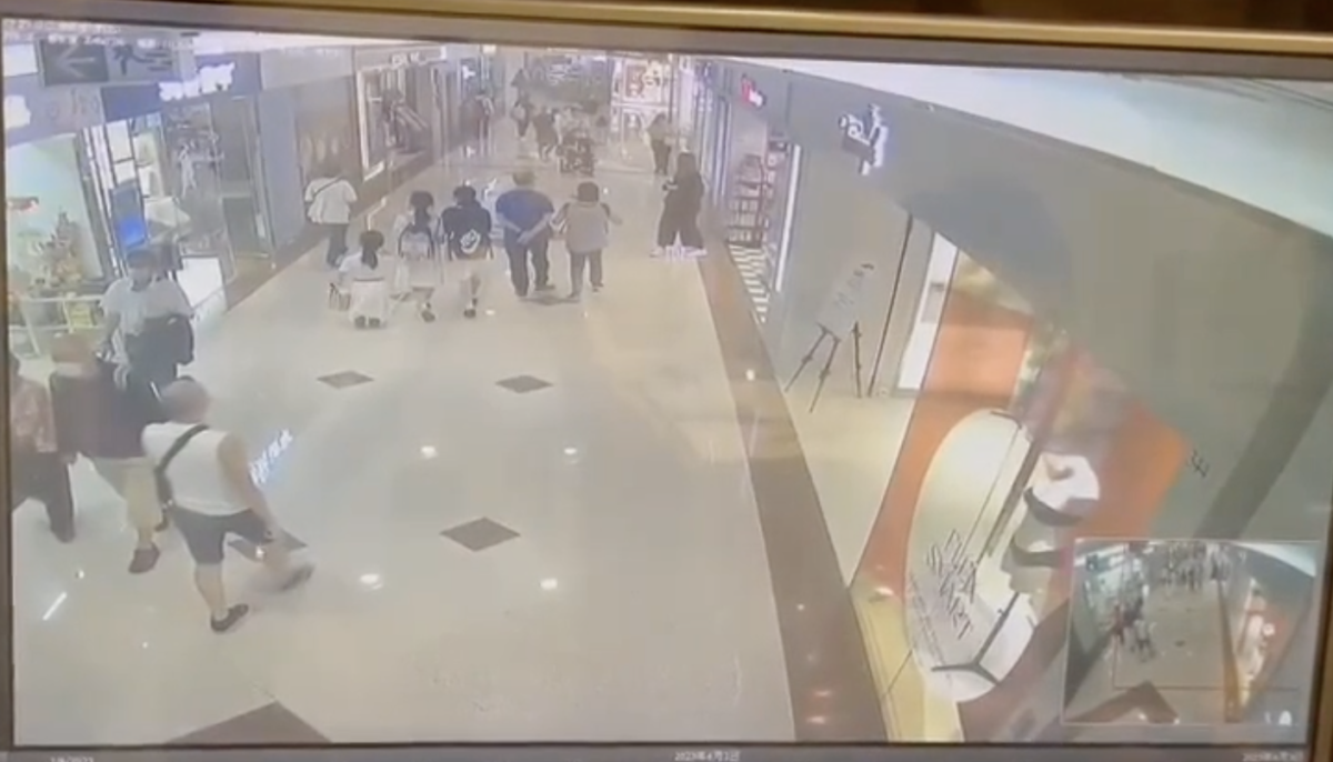 Vídeo chocante mostra momento que homem m4t4 duas mulheres dentro de shopping; veja