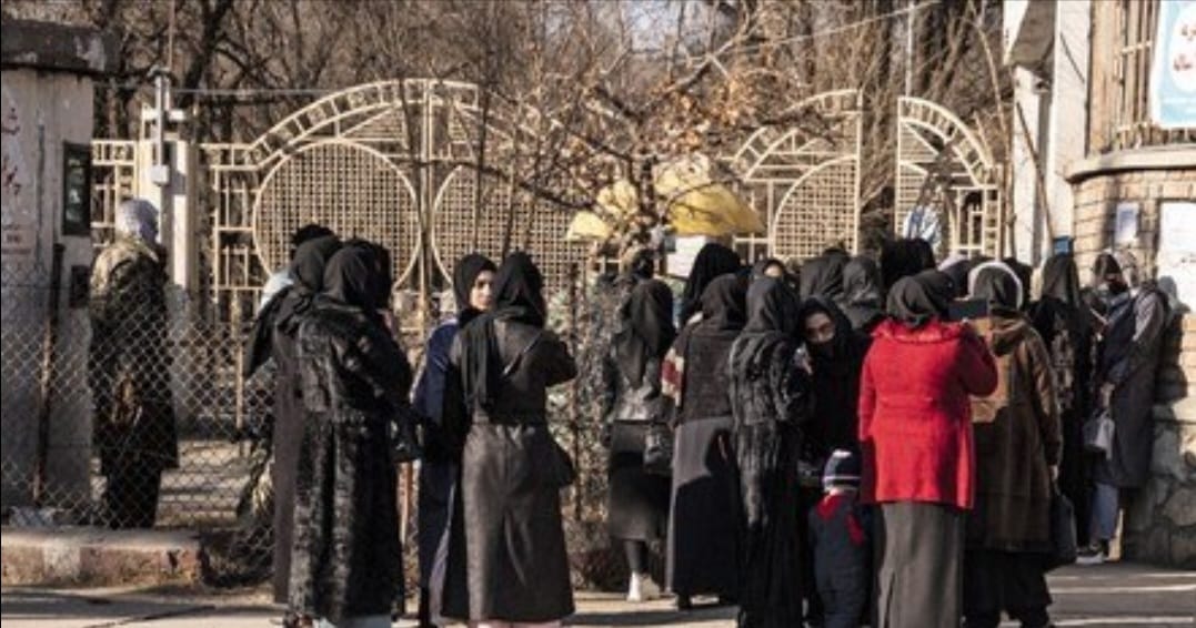 Mais de 80 meninas são envenenadas  em duas escolas no Afeganistão