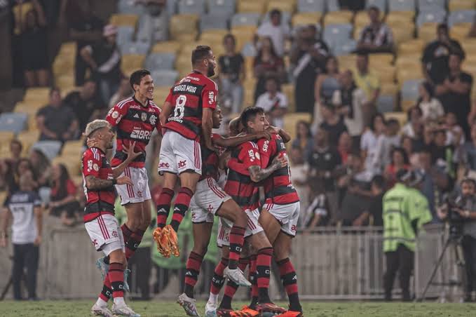 Flamengo dá goleada de 4 a 1 no Vasco e chega a 8 jogos sem derrotas