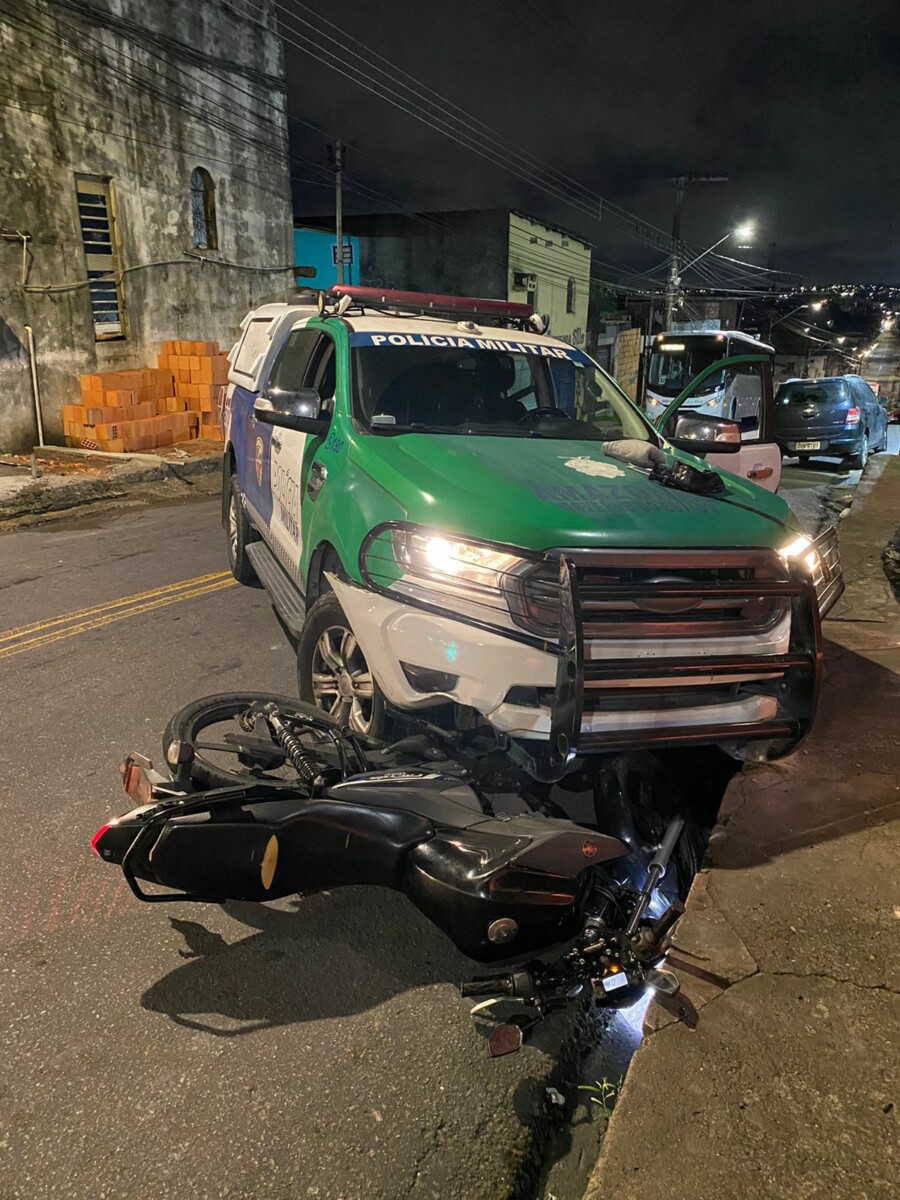 Em perseguição, foragido da justiça é preso após colidir moto roubada com calçada