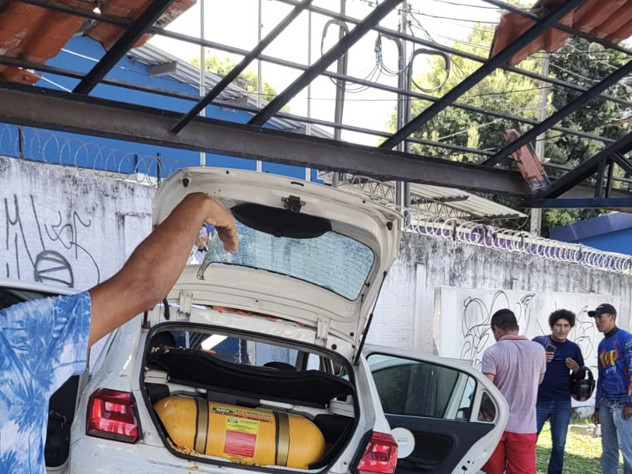 Carro invade parada de ônibus e deixa várias pessoas feridas na Cidade Nova; veja o vídeo