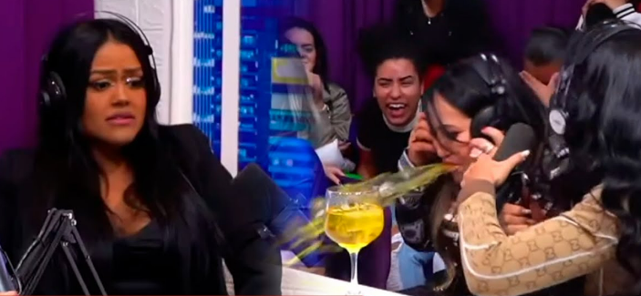 Mãe de Deolane Bezerra vomita na mesa durante podcast ao vivo; veja vídeo