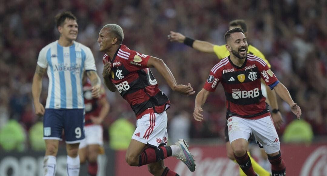 Flamengo vence o Racing e se classifica na Libertadores
