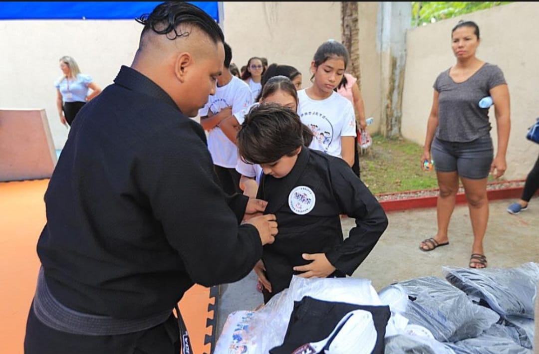 Projeto leva aulas de jiu-jítsu gratuitas para crianças e adolescentes no Santa Etelvina