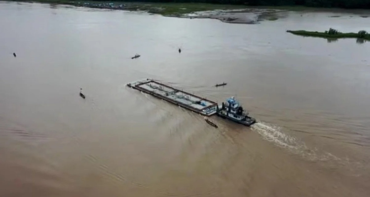 Indígenas retêm embarcações com petróleo na Amazônia peruana