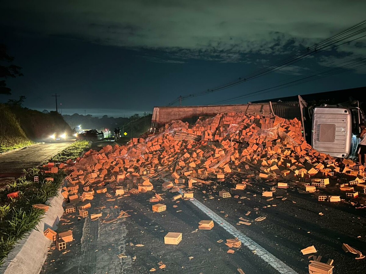 Urgente: grave acidente entre carros, motos e caminhão com tijolos deixa vítimas feridas na BR-174