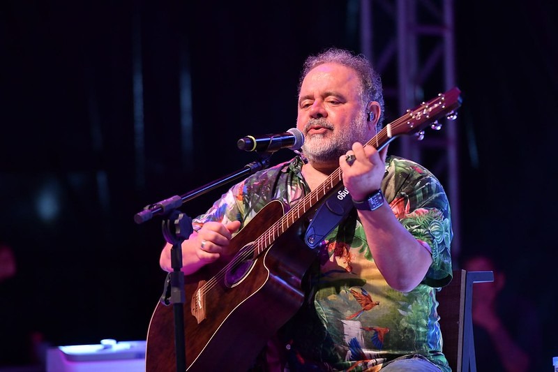 Leo Jaime arrasta multidão em show nostálgico na Casa de Praia Zezinho Corrêa com seus clássicos inesquecíveis