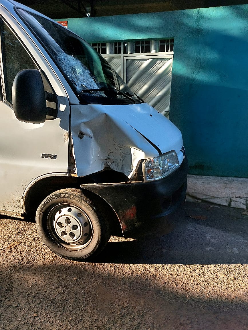 Vídeo: motociclista morr3 em colisão com van em cruzamento de Borba