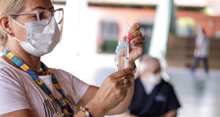 População pode atualizar esquema vacinal contra Covid-19 em 74 pontos nesta semana