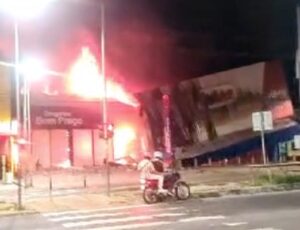 Incêndio destrói loja da TVLar e drogaria Bom Preço em Manaus; veja vídeo