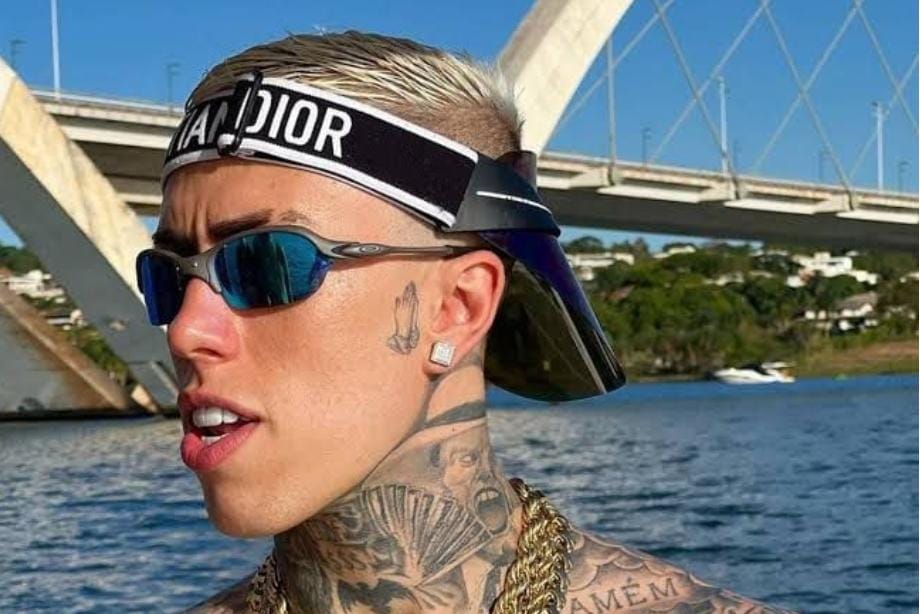 O dia de cão de Mc Daniel após separação: problemas na imigração e no show.