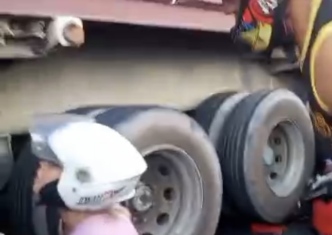 Urgente: mototaxista e passageiro têm partes dos corpos esmagad0s por carreta no Coroado; imagens f0rtes