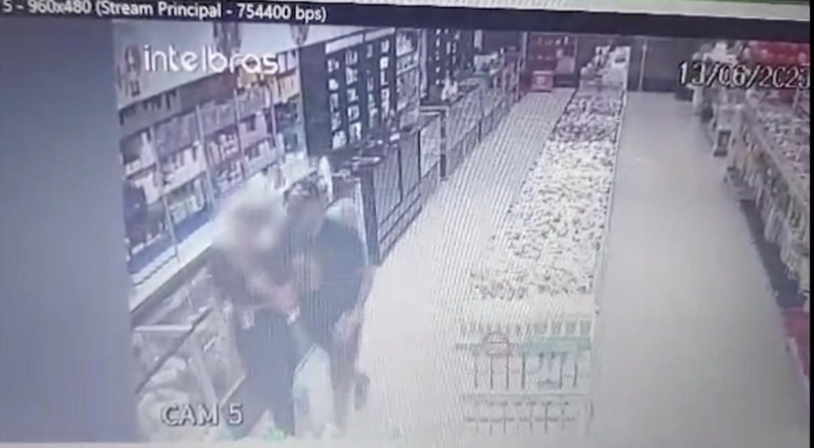 URGENTE: veja momento que bandido armado invade a Comepi do Nova Cidade e leva quase R$30 mil do caixa