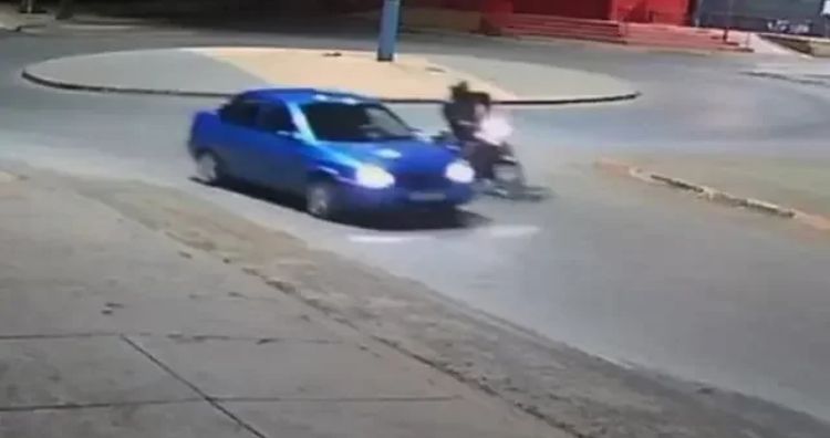 Homem não aceita fim do relacionamento, persegue a ex e atira contra ela; veja vídeo