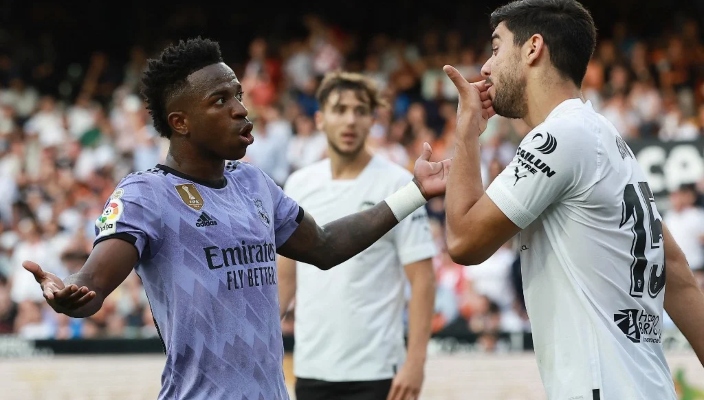 Caso Vini Jr: Valencia entra com acusação contra atacante brasileiro após entrevista