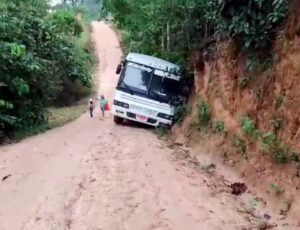 GRAVE: ramais abandonados pela prefeitura de Rio Preto da Eva ameaçam vidas de crianças em ônibus escolares; veja vídeo