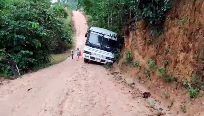 GRAVE: ramais abandonados pela prefeitura de Rio Preto da Eva ameaçam vidas de crianças em ônibus escolares; veja vídeo