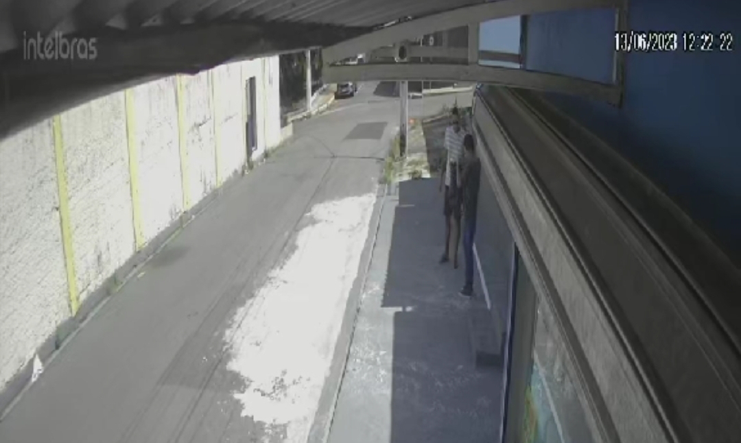 A pé, criminoso assalta professor de geografia em frente à escola do Parque 10; veja vídeo