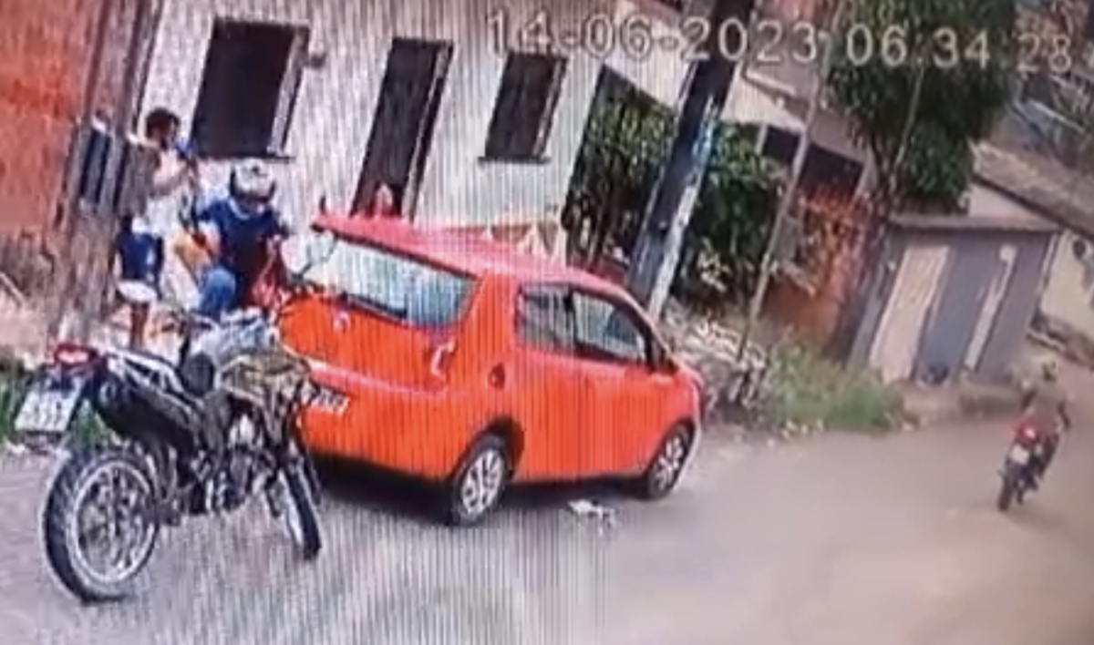Disfarçado de mototaxista, bandido assalta mulher na porta de casa no Monte das Oliveiras; veja vídeo