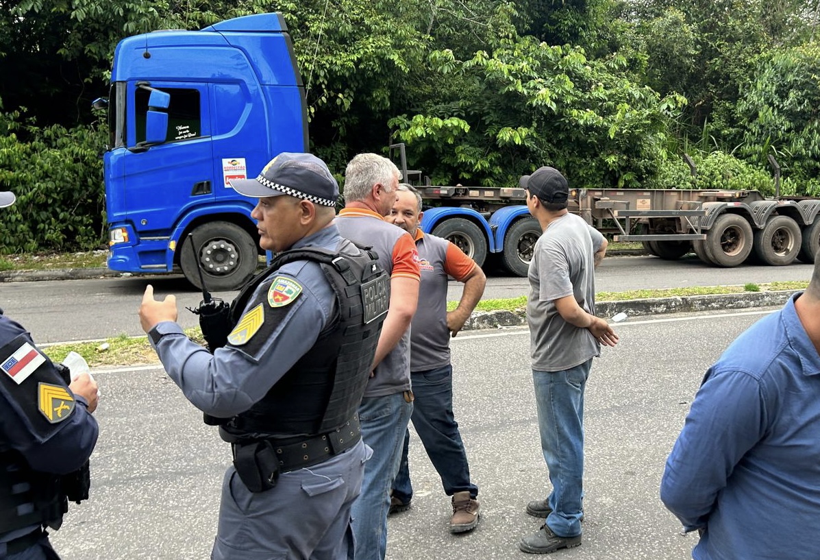 Mototaxista de app se envolve em grave acidente com carreta em Manaus