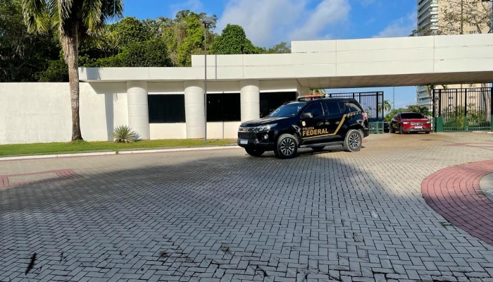 Empresários são levados do condomínio de luxo ‘Riviera’ pela Polícia Federal na Ponta Negra; veja vídeo