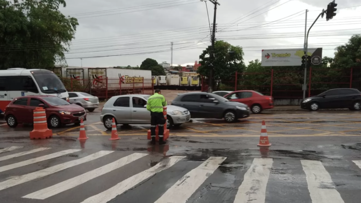 Intervenção na Max Teixeira provoca desvios no trânsito