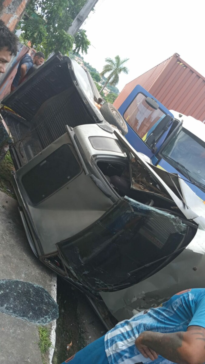 Carros são arrastados por carreta desgovernada em avenida de Manaus; veja vídeo