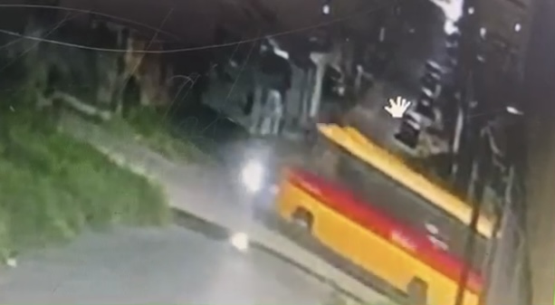 Veja o momento que ‘amarelinho’ atinge motocicleta e mat4 adolescentes no Novo Reino