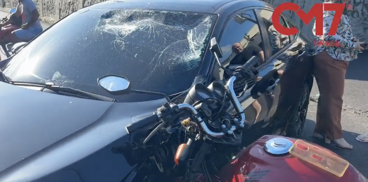 Urgente: passageira é arremessada durante acidente com motoqueiro de app na Pedro Teixeira; veja vídeo