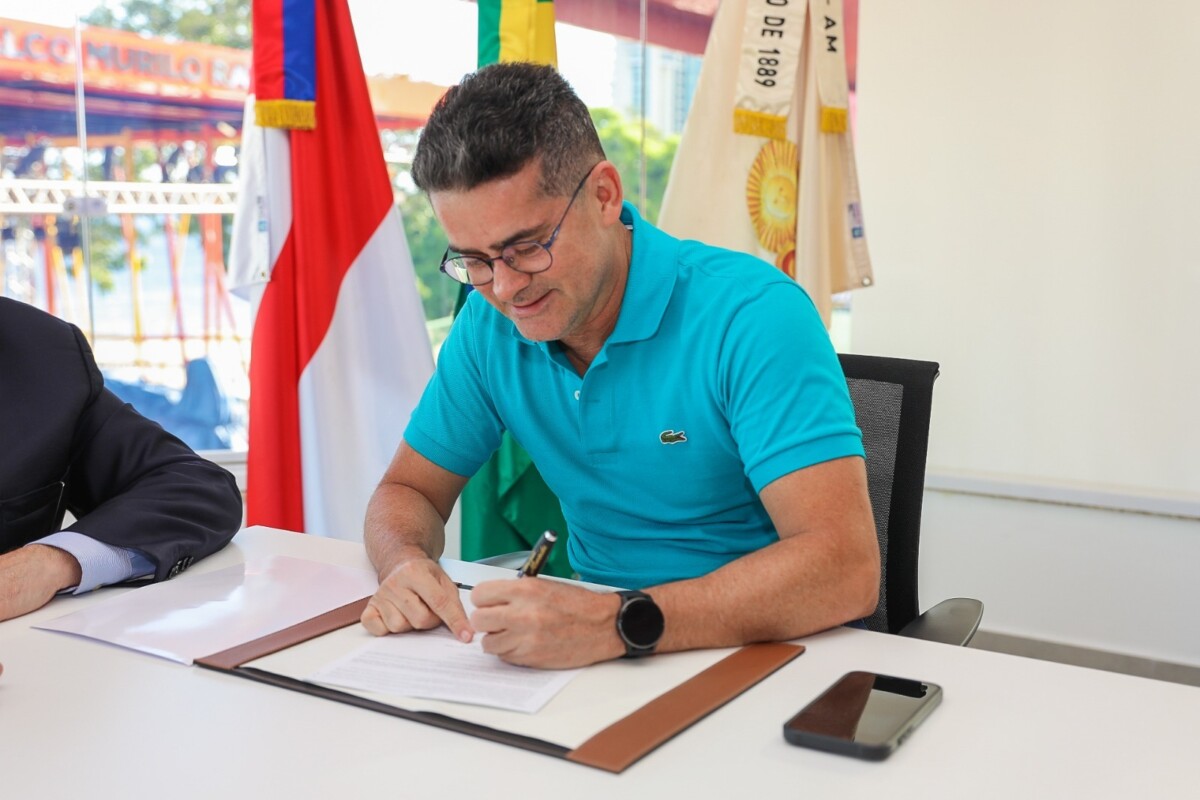 Prefeitura de Manaus anuncia, para julho, metade do 13º e aumento do auxílio-alimentação