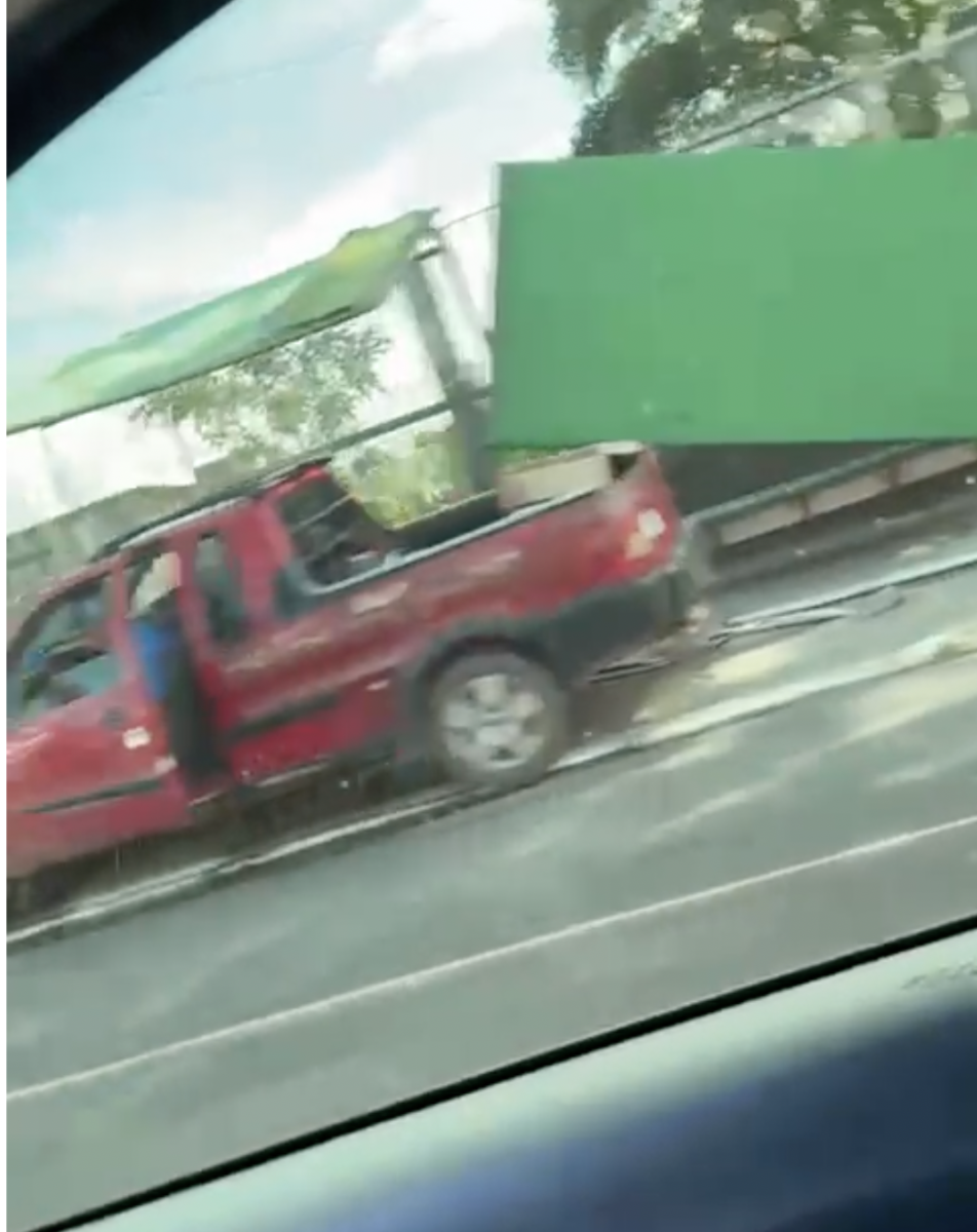 Carro invade novamente parada de ônibus onde mulher foi m0rta em Manaus; veja vídeo