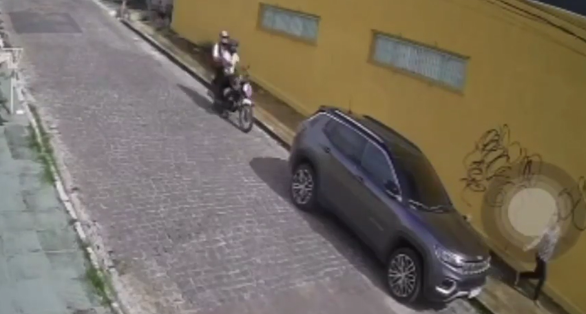 CHOCANTE: vídeo mostra momento que motoqueiro de app m0rre após bater em carro estacionado; veja