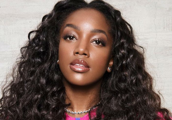 Iza surpreende fãs ao fazer tatuagem em local inusitado; veja vídeo