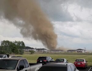 Tornado nos EUA causa pânico e destruição ao arrancar telhados de casas; veja vídeo