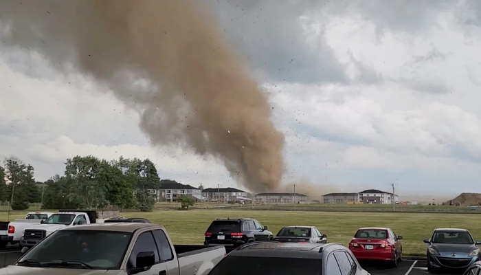 Tornado nos EUA causa pânico e destruição ao arrancar telhados de casas; veja vídeo
