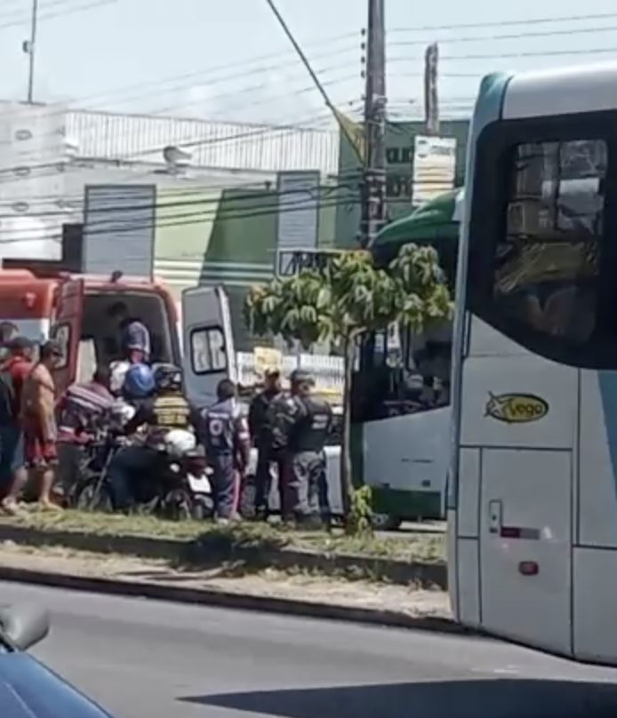 URGENTE: motorista de ônibus é esfaquead0 durante assalto em Manaus; veja vídeo