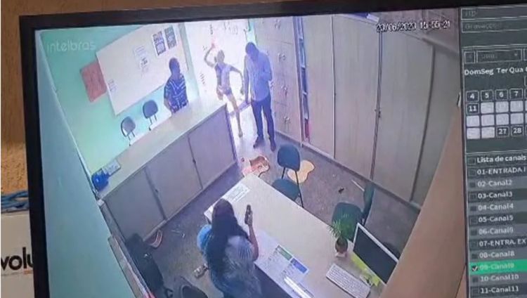 Mãe quebra violão e 4gride funcionária após brig4 de alunos em escola; veja vídeo