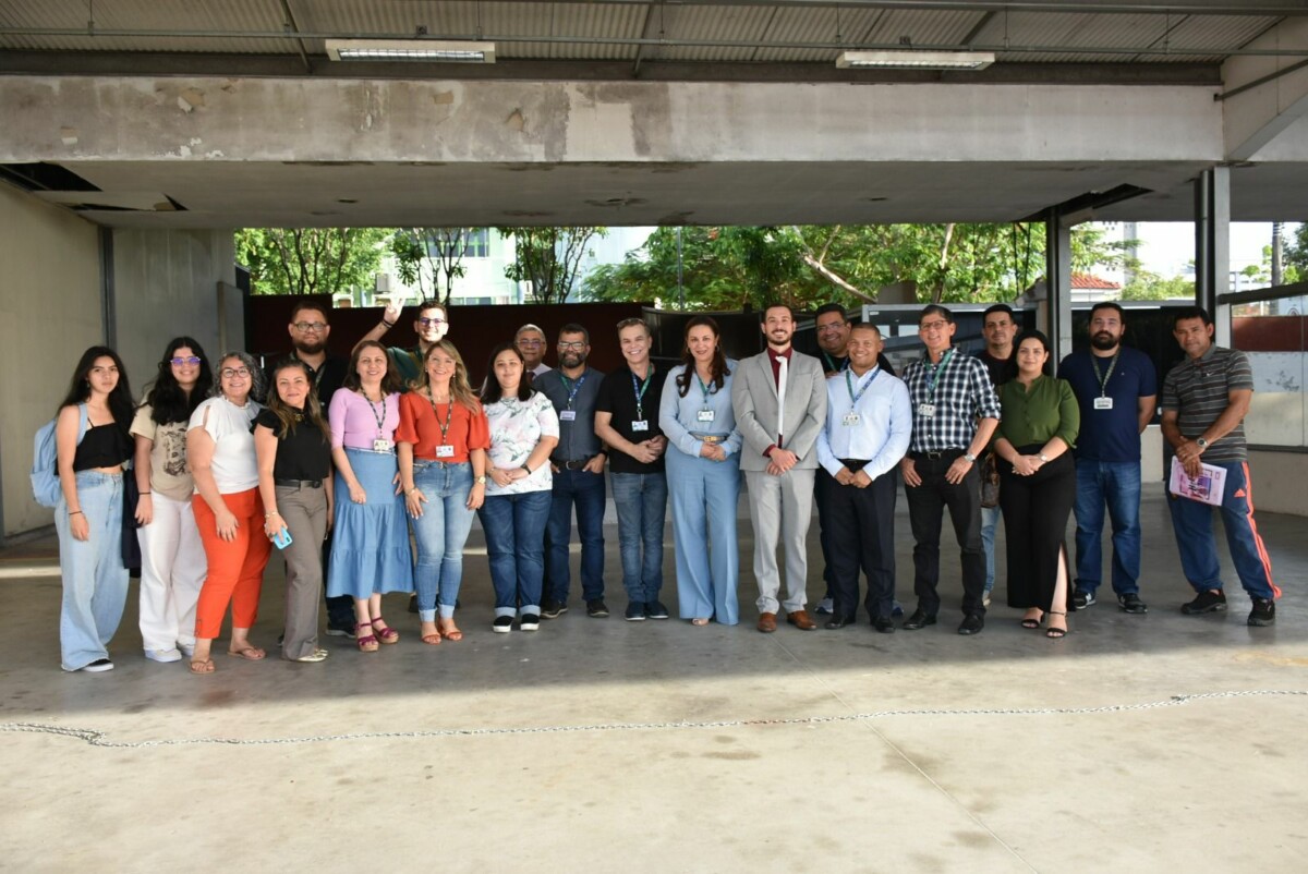 Gestão superior entrega livros e anuncia melhorias na ENS/UEA