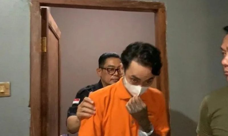 Homem é preso por obrigar namorada a comer suas f3zes após descobrir traição; mais detalhes
