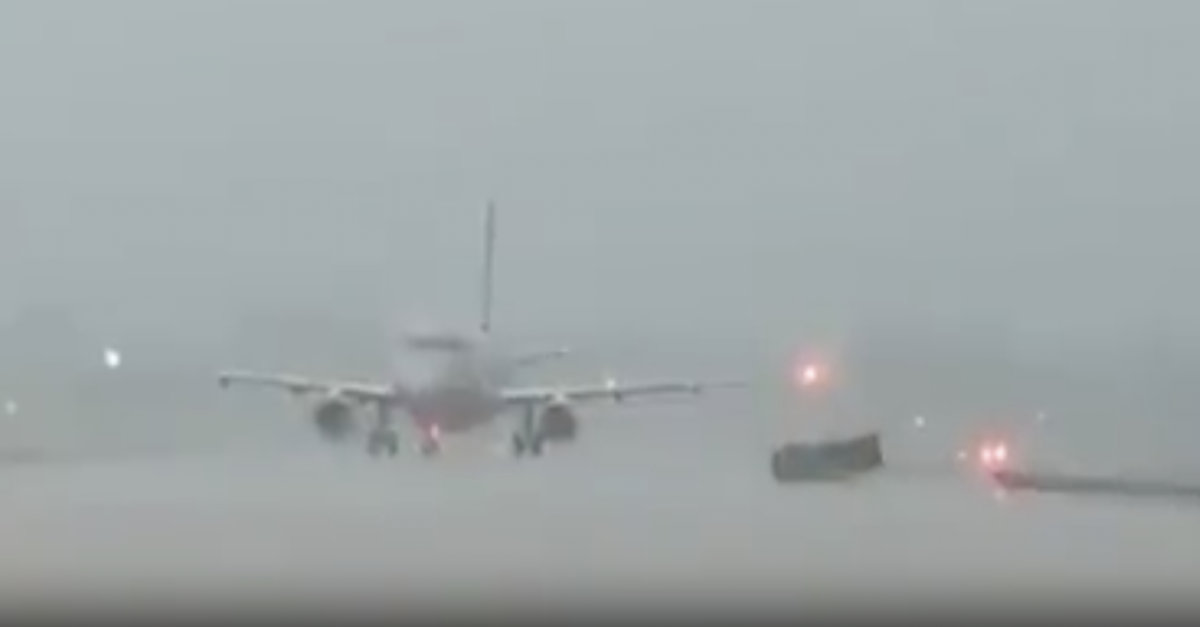 Momento assustador: raio atinge avião cheio de passageiros nos EUA; veja vídeo