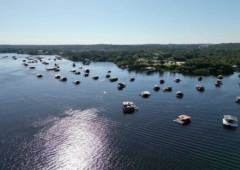 Prefeitura de Manaus inicia processo para remover flutuantes irregulares nas margens do rio Tarumã-Açu