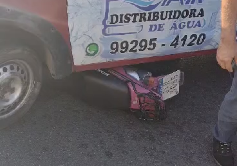 Motoqueiro quase é esmagad0 por carro durante acidente na av. André Araújo; veja vídeo