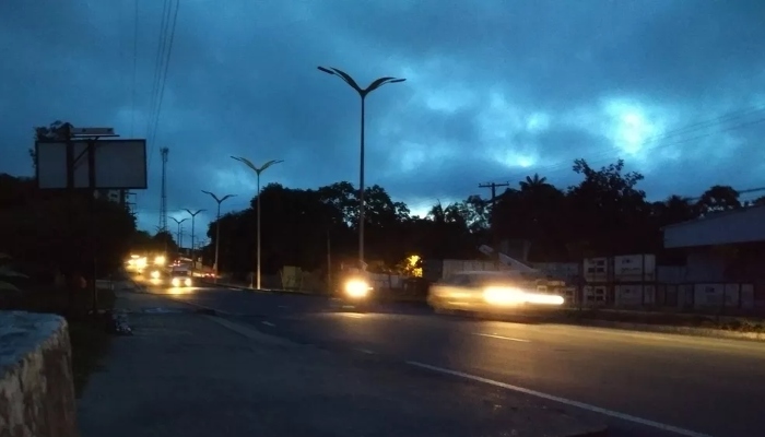 Bairros de Manaus, Iranduba e Manacapuru ficam sem energia após desligamento de disjuntores de fronteira