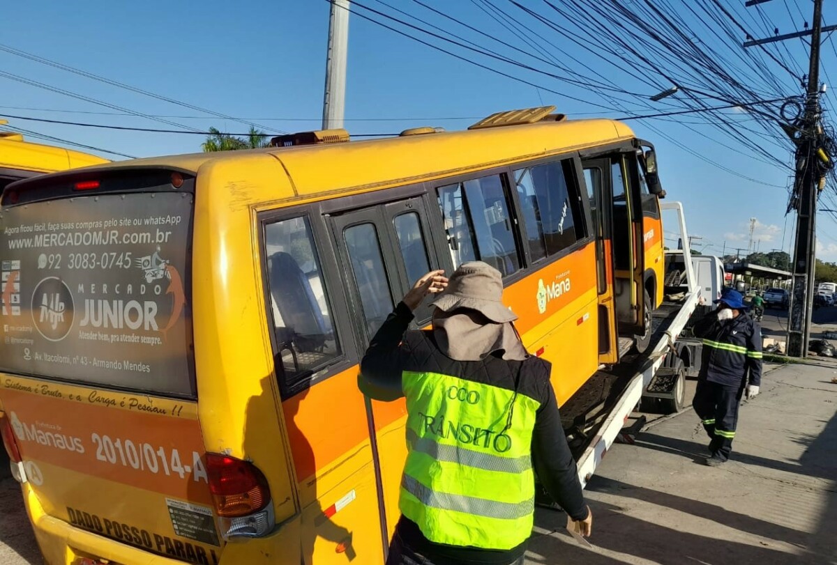Prefeitura faz operação para coibir irregularidades em micro-ônibus alternativos