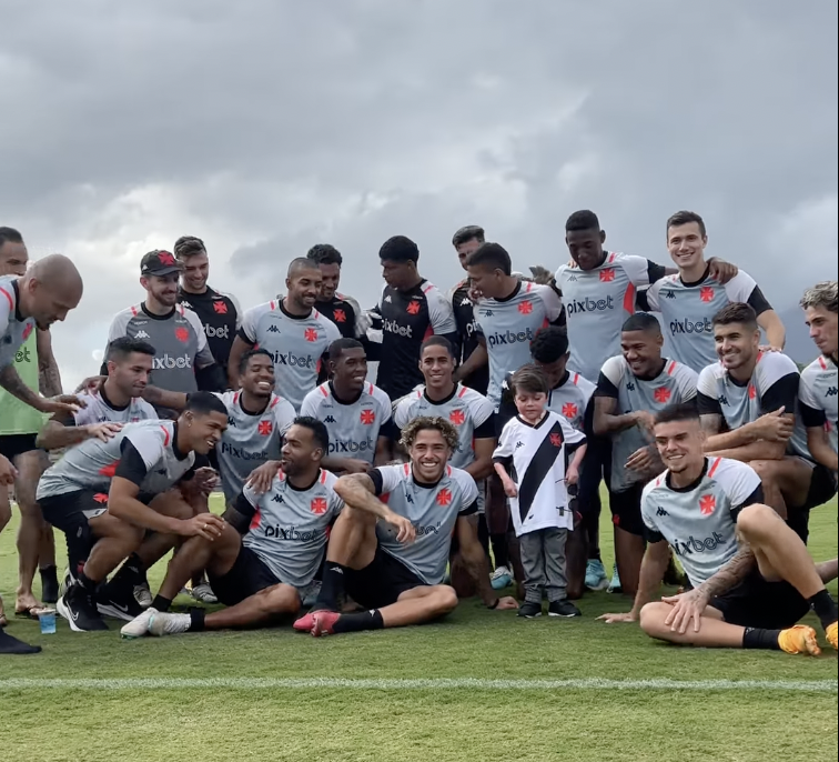 Sonho realizado: após superar desafios, Gui visita treino do Vasco e conhecer de perto os craques do time