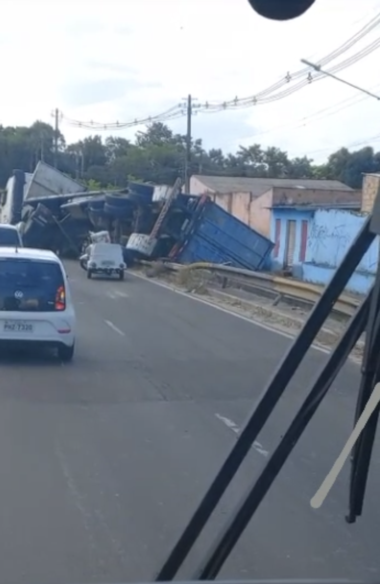 Container se solta de carreta e tomba na avenida das Torres; veja vídeo
