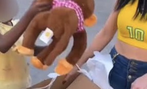 Tiktokers presenteiam crianças negras com bananas e macacos de pelúcia para ganharem likes em vídeo de ‘humor’; veja